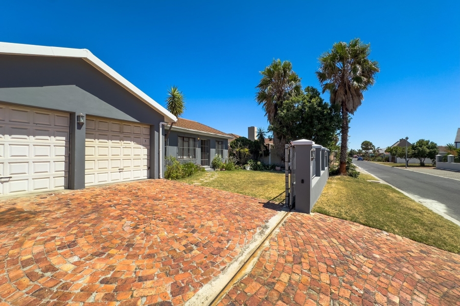 5 Bedroom Property for Sale in Uitzicht Western Cape